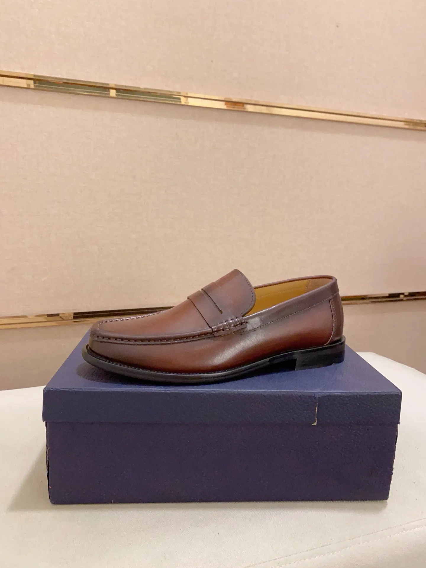 Factory price: 270 men's shoes 💰 High-end version of Dior Dior's new series. Famous actors and Internet celebrities wear super popular designs. They are designed with the sculptures of French artist Niki de Saint Phalle as rings. Material: Imported original material ➕Painted cowhide Foot pads: cowhide Outsole: Rubber outsole Men's shoe size: 38~44 Can be customized to size 45